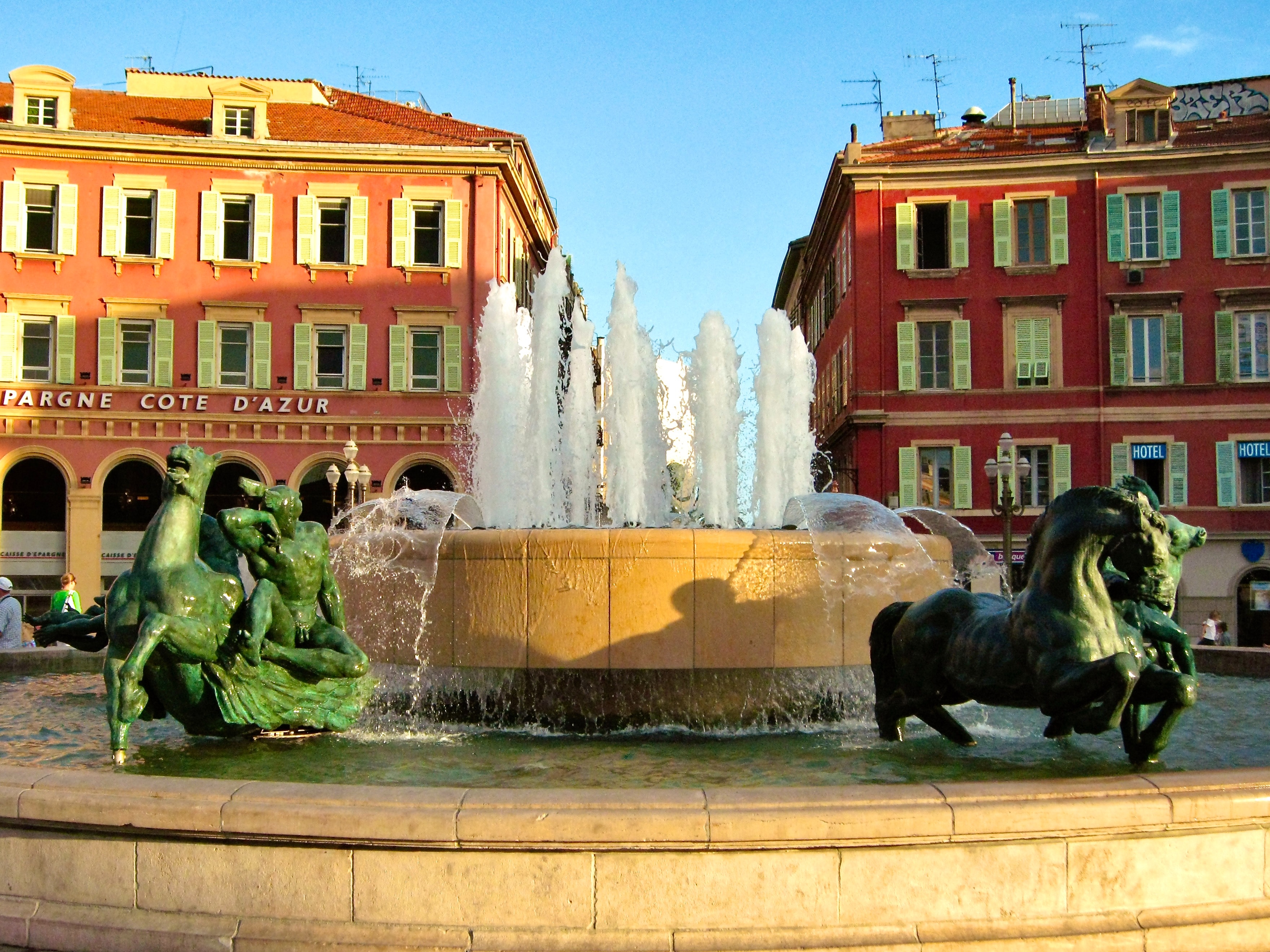 Foto di <a href="https://unsplash.com/it/@tumbao1949?utm_content=creditCopyText&utm_medium=referral&utm_source=unsplash">James Wainscoat</a> su <a href="https://unsplash.com/it/foto/fontana-nera-della-statua-davanti-alledificio-in-cemento-marrone-durante-il-giorno-2ephhMdVNd0?utm_content=creditCopyText&utm_medium=referral&utm_source=unsplash">Unsplash</a> 